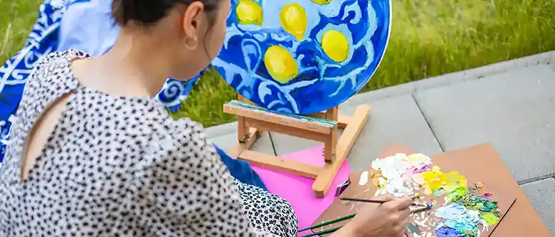 woman painting for art therapy